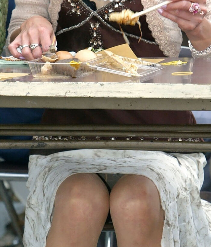 Panchira street shooting erotic image voyeur from under the table 150 sheets 15th image