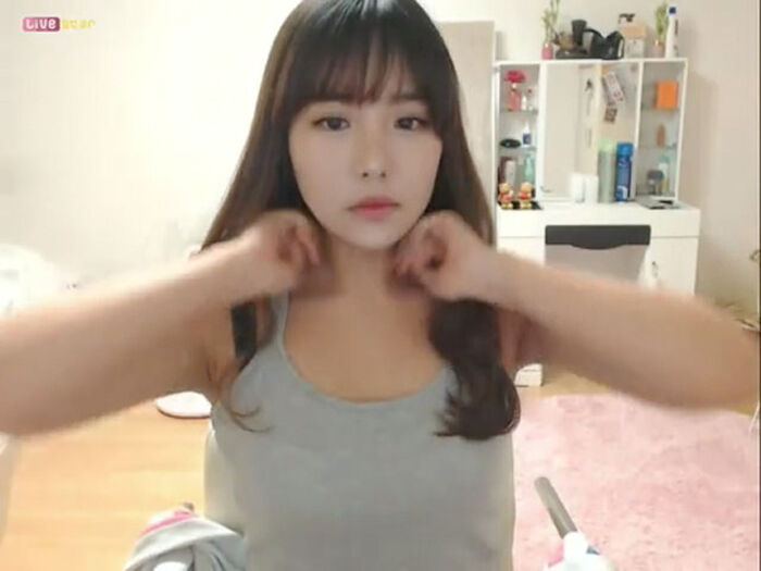 A transcendent beautiful girl is erotic distribution in Korean live chat www 2th image