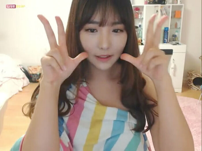 A transcendent beautiful girl is erotic distribution in Korean live chat www 23th image