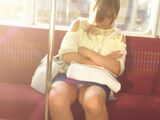 Voyeur: Casually take a hidden shot of a woman sitting face-to-face on a train with a smartphone! The thigh panchira is erotic