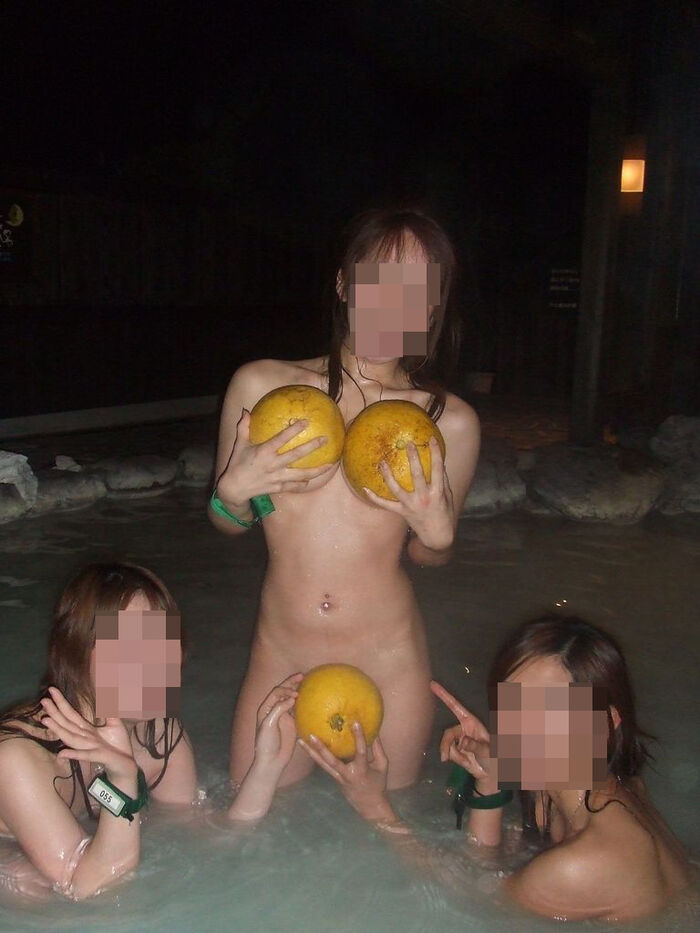 Hot spring trip between women ... Playful erotic images of girls who ran away from everyday life with a sense of openness 5th image