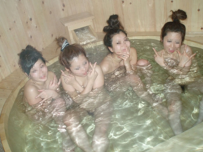 Hot spring trip between women ... Playful erotic images of girls who ran away from everyday life with a sense of openness 7th image