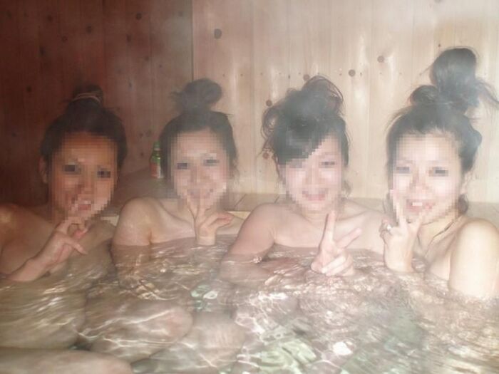 Hot spring trip between women ... Playful erotic images of girls who ran away from everyday life with a sense of openness 8th image