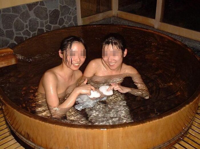 Hot spring trip between women ... Playful erotic images of girls who ran away from everyday life with a sense of openness 9th image