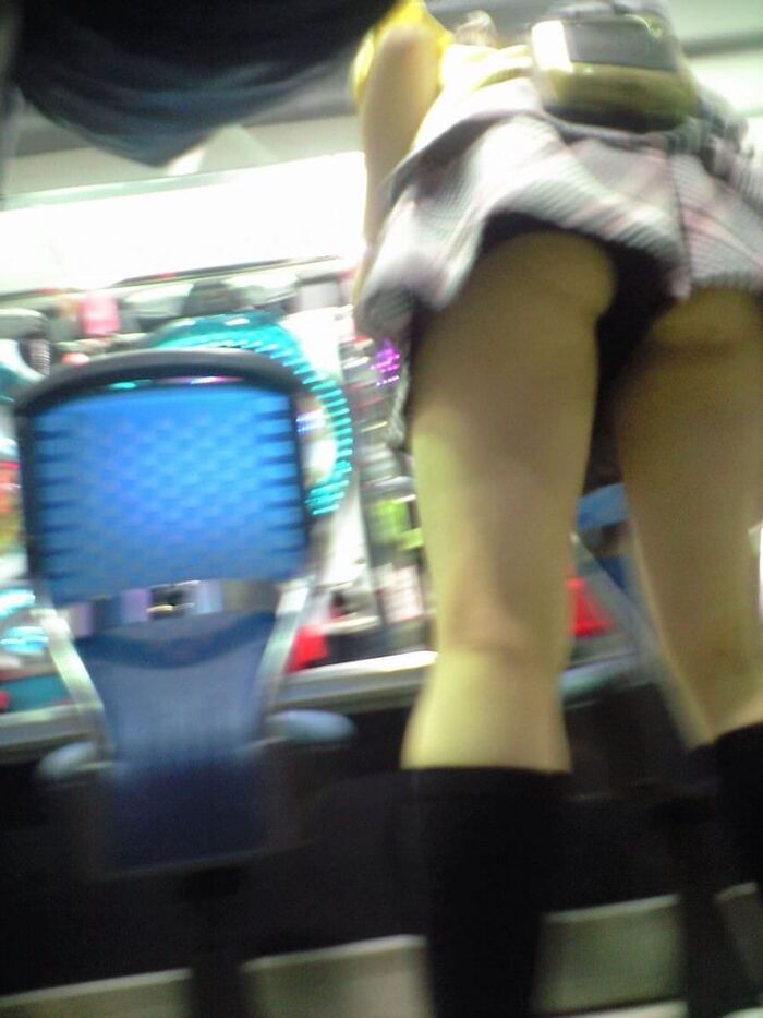 Upside down shooting of an amateur older sister working at a pachinko parlor, low angle panchira image !!!!!!!!! 16th image