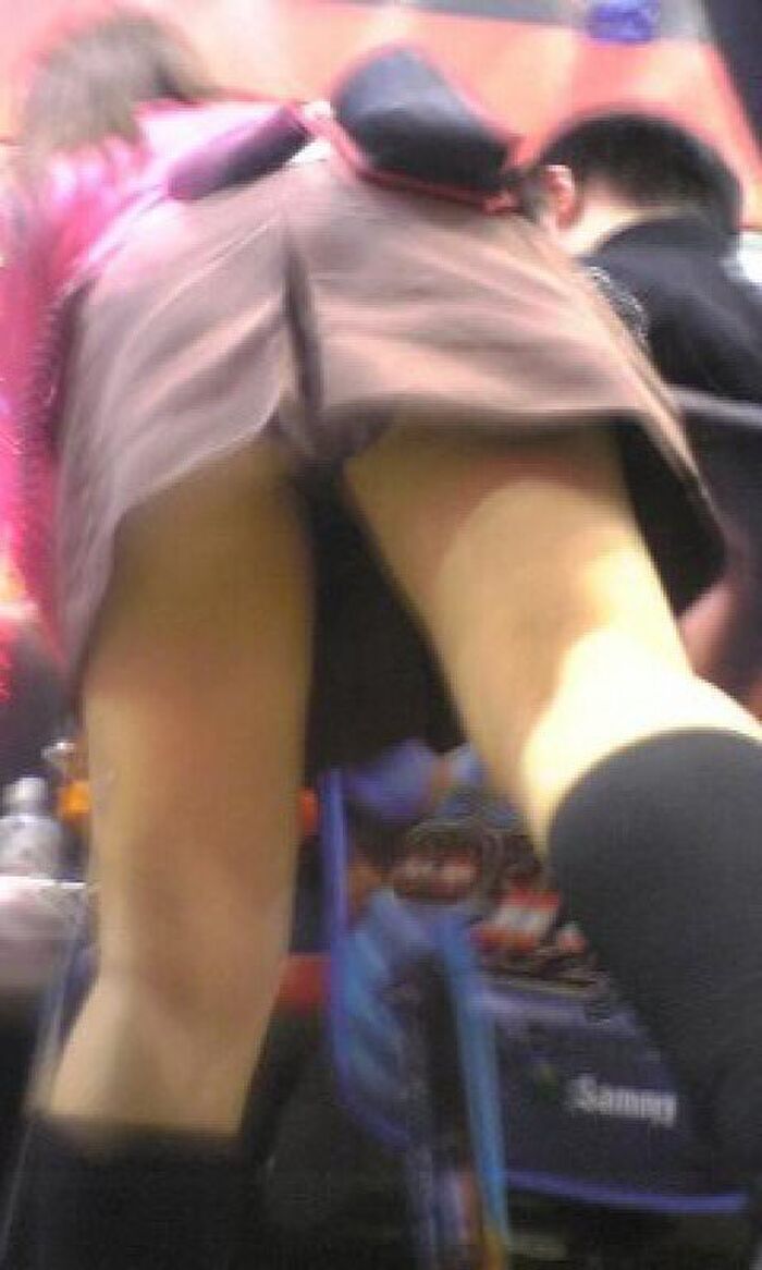 Upside down shooting of an amateur older sister working at a pachinko parlor, low angle panchira image !!!!!!!!! 9th image